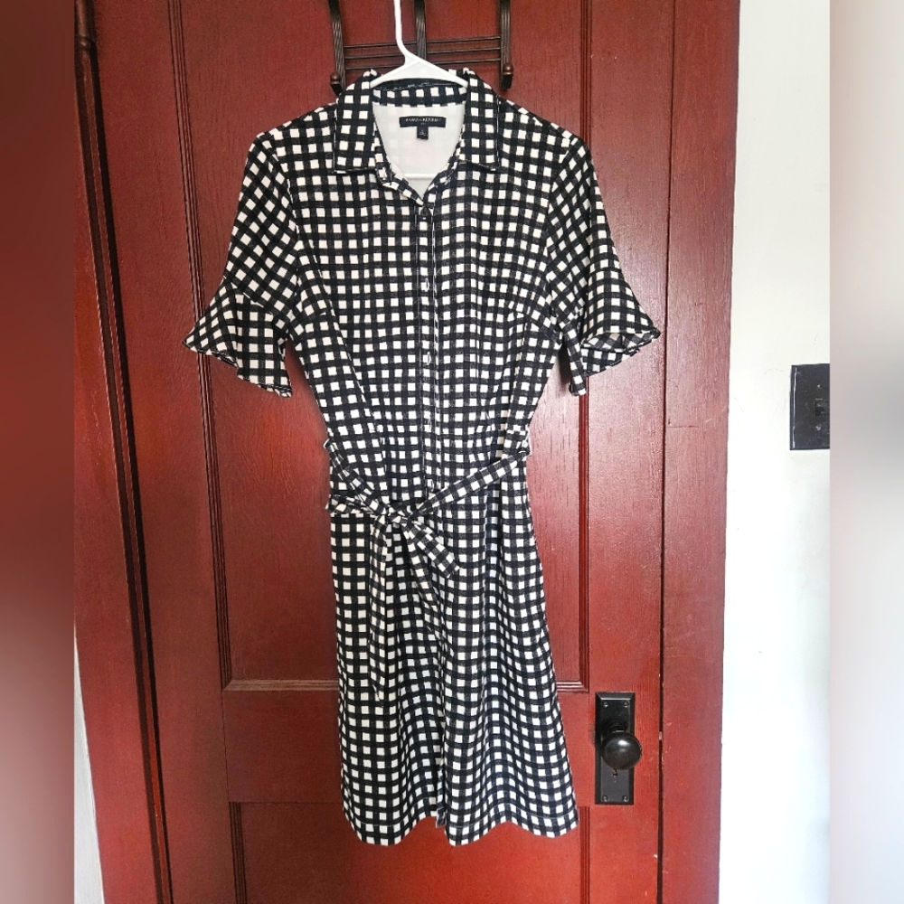 Banana Republic Buttoned Checkered Dress Small with Pockets and Belt